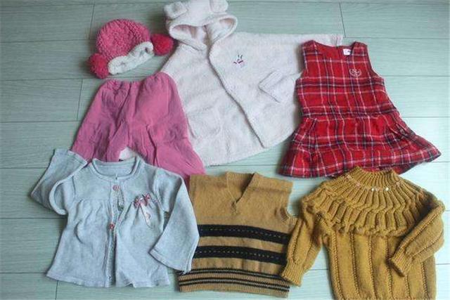 親戚家孩子“沒穿幾次的舊衣服”，別都給孩子用！衣服雖好，也有隱患